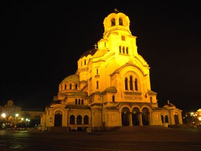 Nikon Coolpix P7000, 1/23 sec., f2.8, ISO 800, св. Александър Невски през нощта