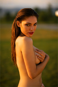 10.Canon 5D + 85/1.2 II @ f/1.4, залез слънце + златен рефлектор 